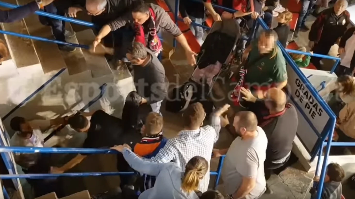 Brutal pelea entre seguidores del Reus Brutal pelea entre seguidores del Reus