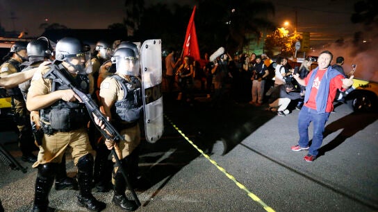 Manifestantes a favor del expresidente brasile&ntilde;o Luiz In&aacute;cio Lula da Silva se concentran frente a la sede de la Polic&iacute;a Federal 