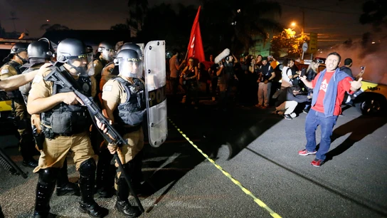 Manifestantes a favor del expresidente brasileño Luiz Inácio Lula da Silva se concentran frente a la sede de la Policía Federal Manifestantes a favor del expresidente brasileño Luiz Inácio Lula da Silva se concentran frente a la sede de la Policía Federal