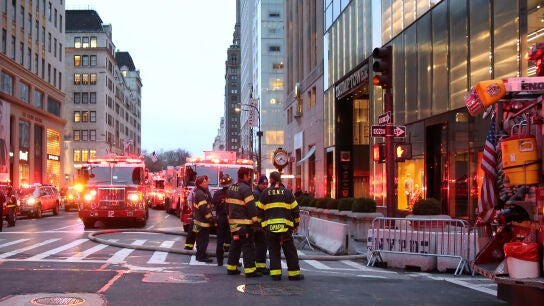 Bomberos en la Torre Trump