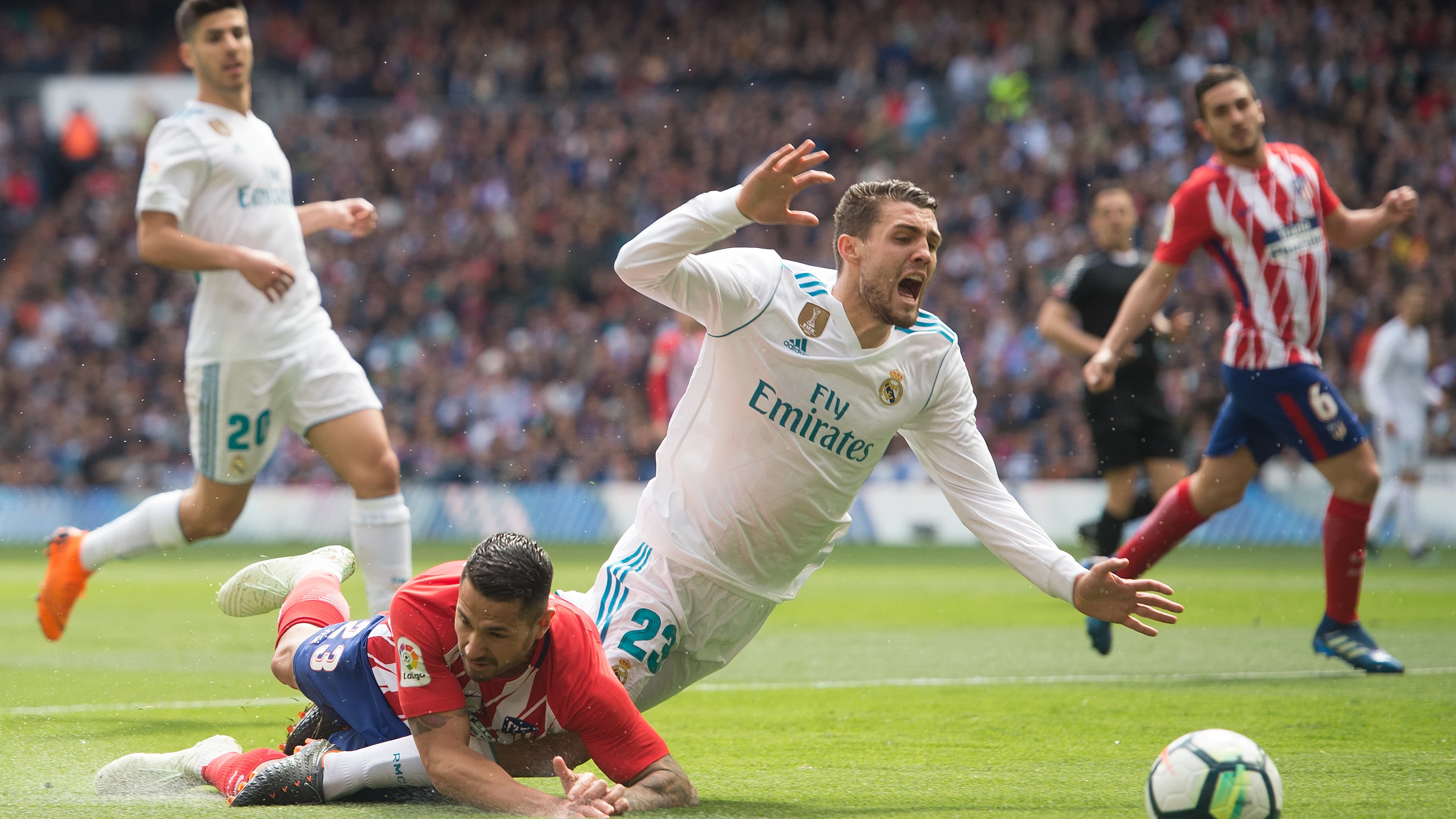 Kovacic cae en una jugada con Vitolo