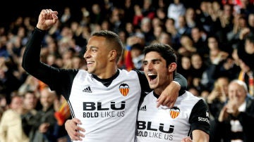 Rodrigo celebra un gol con el Valencia