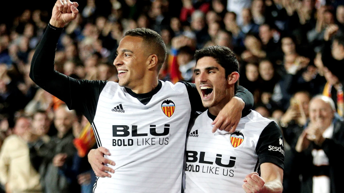 Rodrigo celebra un gol con el Valencia