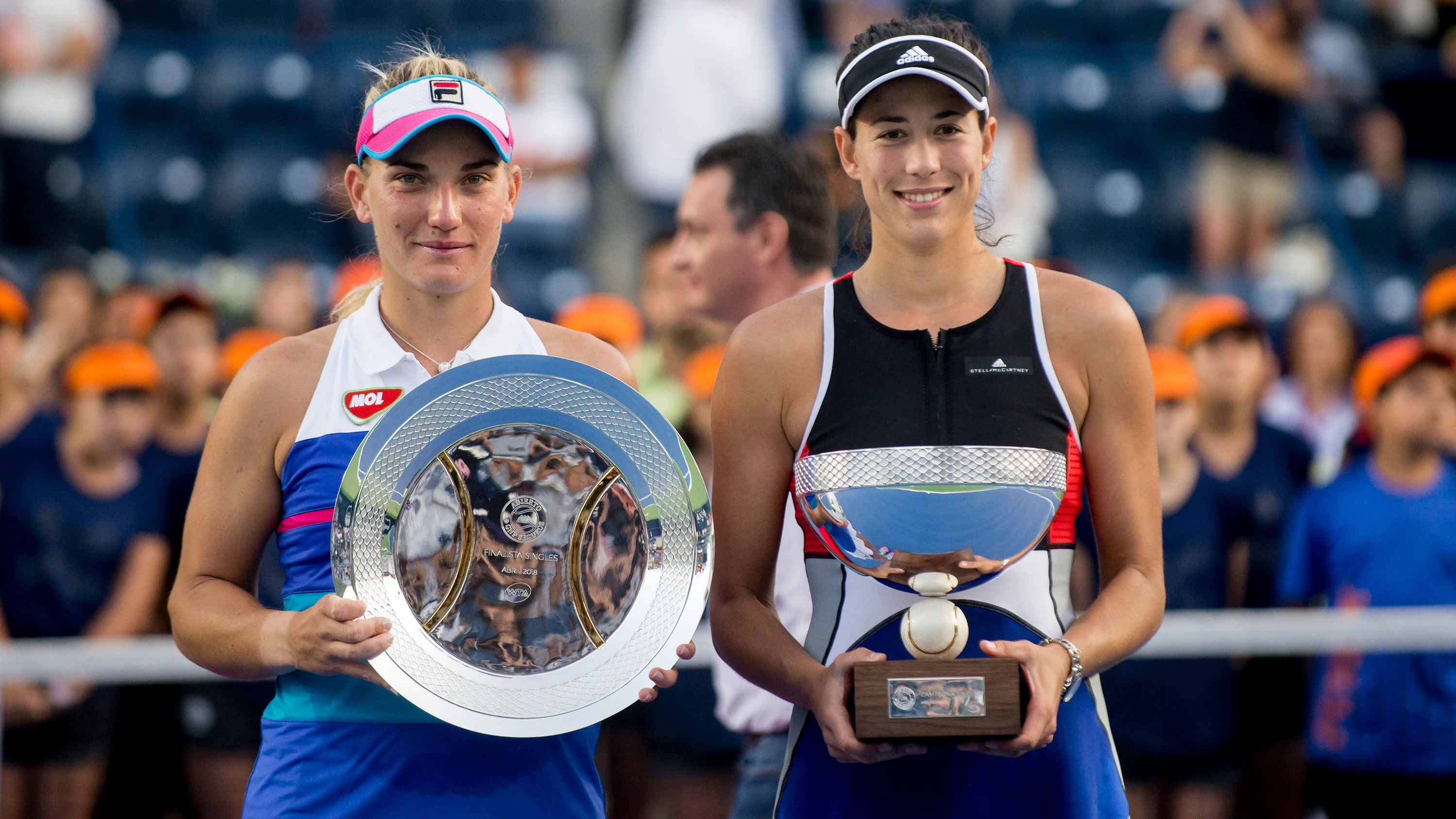 Garbiñe Muguruza sostiene su trofeo de campeona junto a Babos Garbiñe Muguruza sostiene su trofeo de campeona junto a Babos