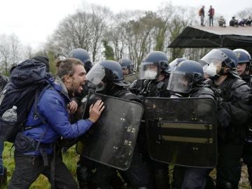 Gendarmes franceses evacuan un campamento ecologista en Nantes Gendarmes franceses evacuan un campamento ecologista en Nantes