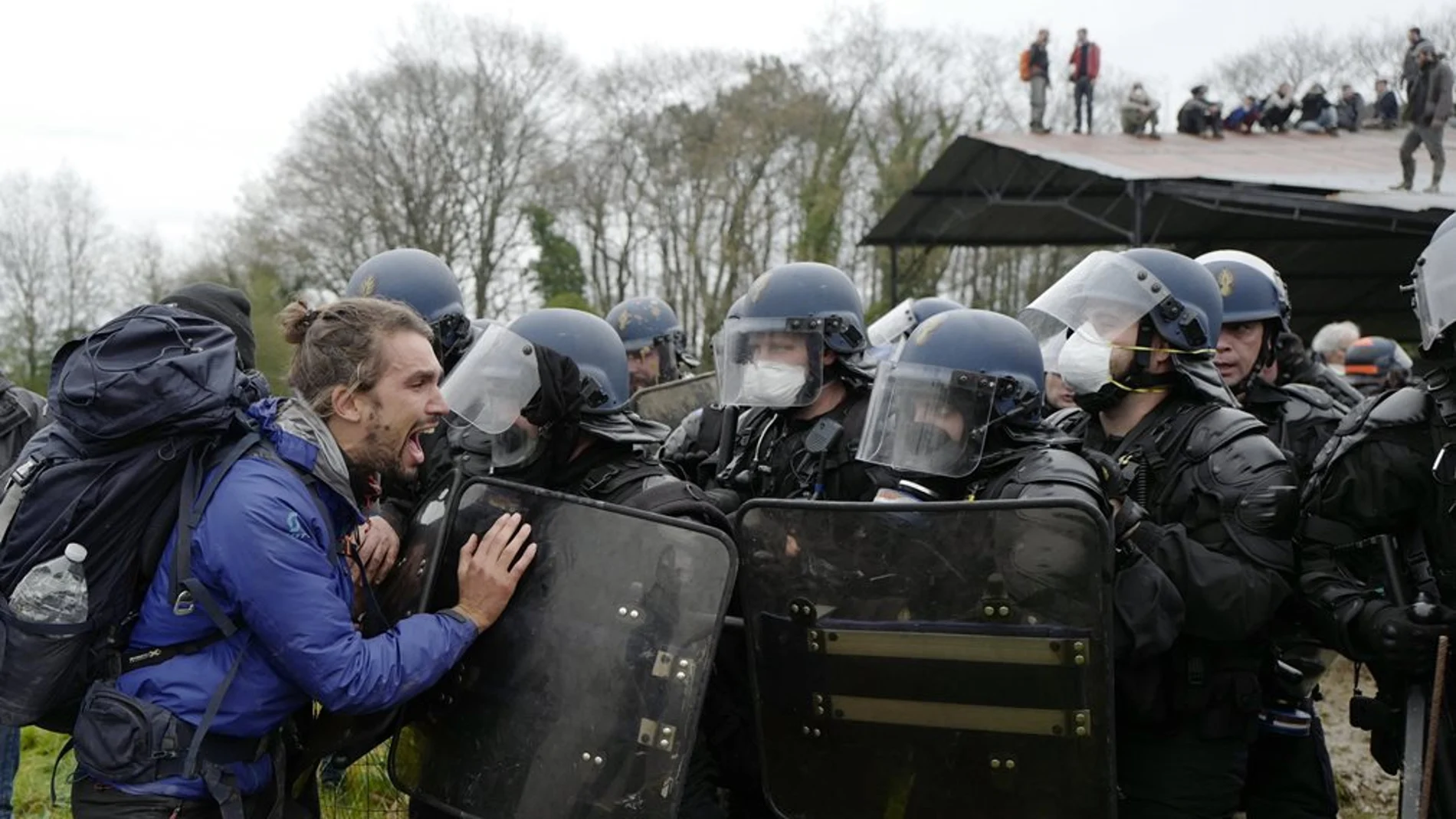 Gendarmes franceses evacuan un campamento ecologista en Nantes