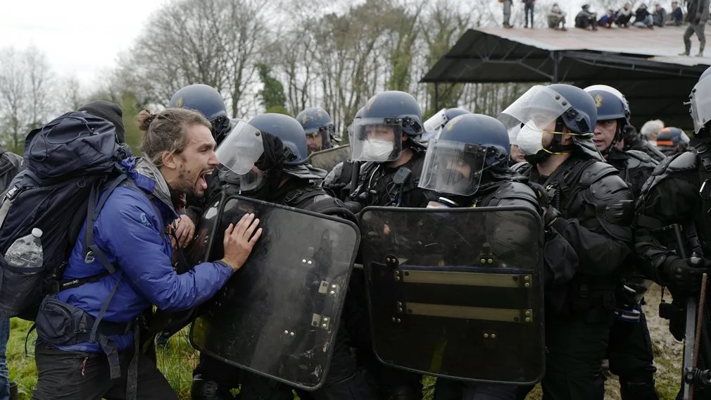 Gendarmes franceses evacuan un campamento ecologista en Nantes