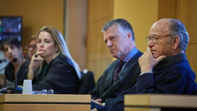 Jacinto S. M., junto a su abogado, en la vista oral de la Audiencia Provincial de Tenerife