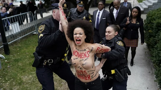 Una mujer protesta en topless ante Bill Cosby Una mujer protesta en topless ante Bill Cosby