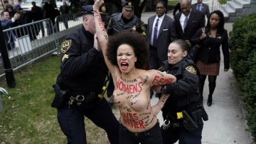 Una mujer protesta en topless ante Bill Cosby