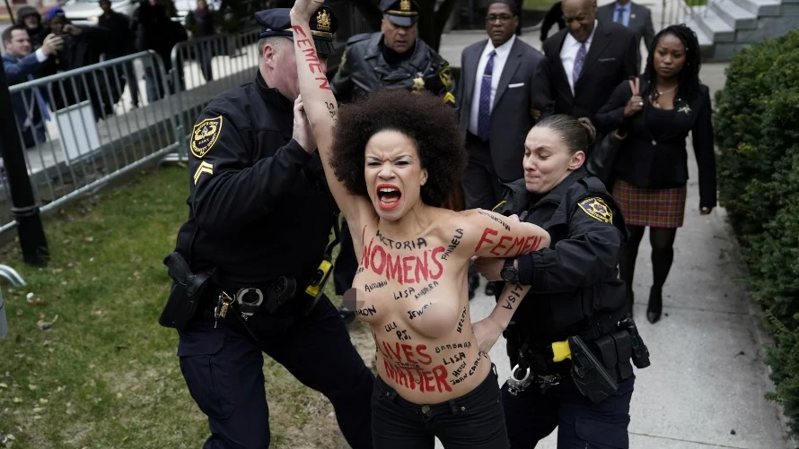 Una mujer protesta en topless ante Bill Cosby