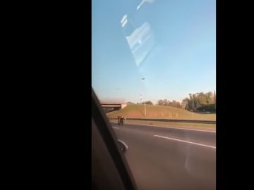 El motero suicida: conduce a 130 Km/h por la autopista con una mano y tumbado ¡De locos!