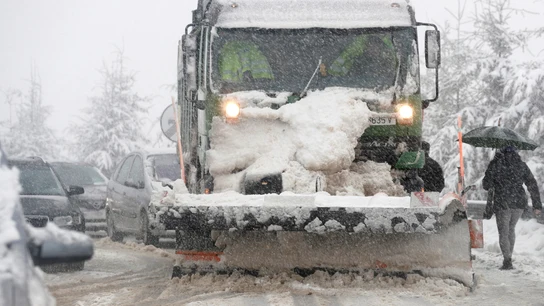 Una quitanieves despeja la carretera en Castilla y León Una quitanieves despeja la carretera en Castilla y León