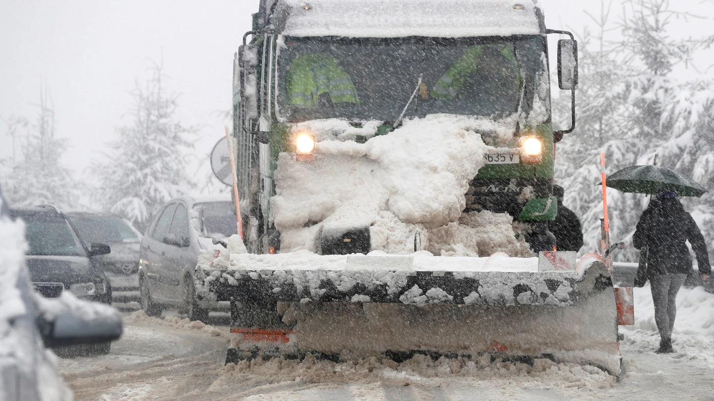 Una quitanieves despeja una carretera en Castilla y León Una quitanieves despeja la carretera en Castilla y León