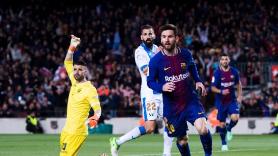 Messi celebra uno de sus tres goles contra el Legan&eacute;s