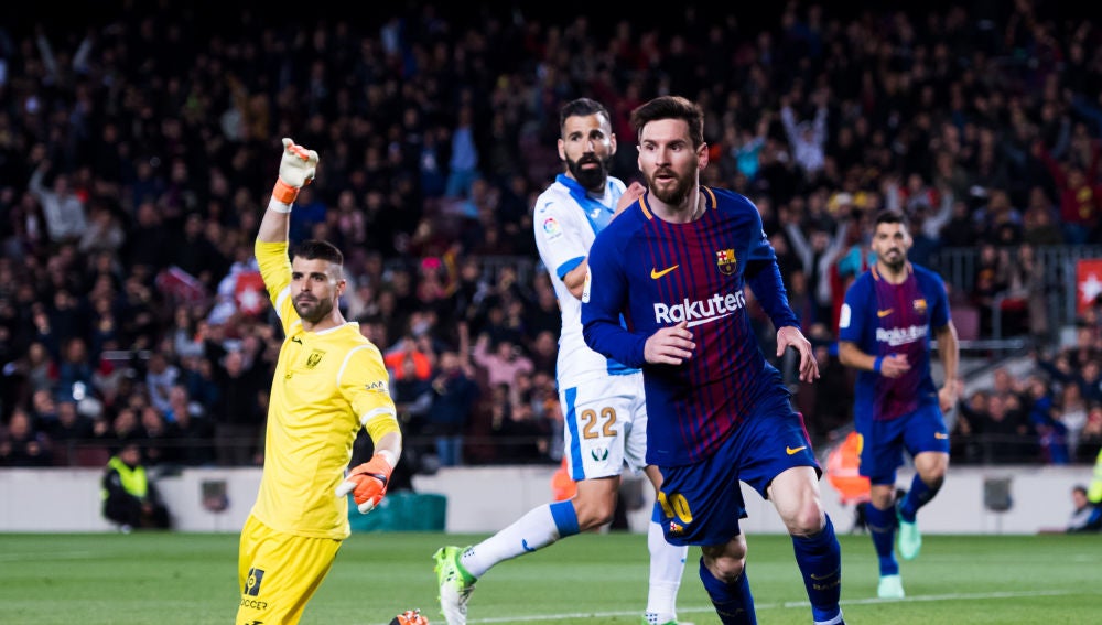 Messi celebra uno de sus tres goles contra el Leganés