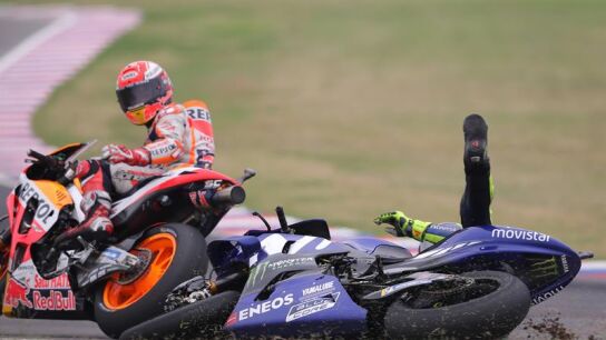 Valentino Rossi cae en la &uacute;ltima curva del circuito de Argentina tras un toque con el Marc M&aacute;rquez
