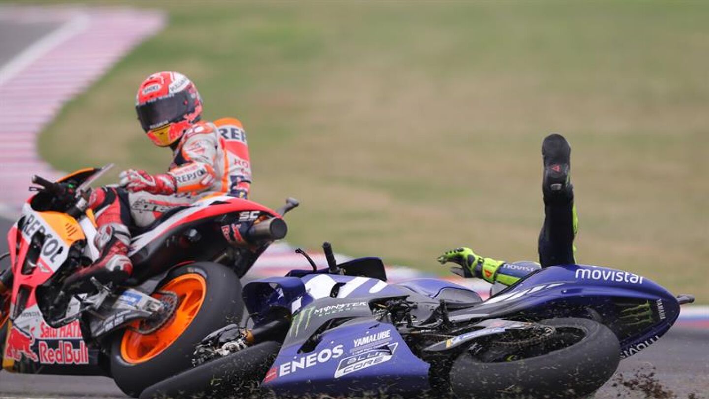 Valentino Rossi cae en la &uacute;ltima curva del circuito de Argentina tras un toque con el Marc M&aacute;rquez