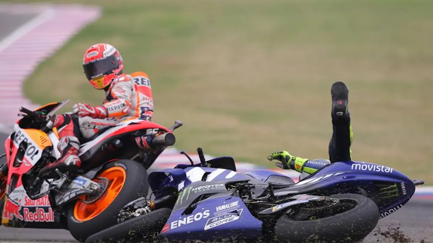 Valentino Rossi cae en la última curva del circuito de Argentina tras un toque con el Marc Márquez Valentino Rossi cae en la última curva del circuito de Argentina tras un toque con el Marc Márquez