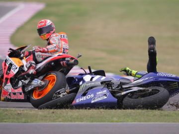 Valentino Rossi cae en la &uacute;ltima curva del circuito de Argentina tras un toque con el Marc M&aacute;rquez