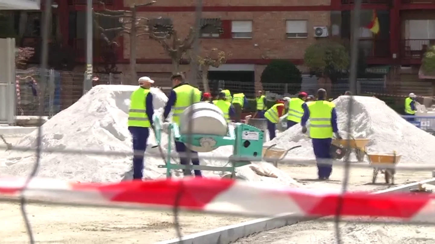 Un vecino graba a treinta y cinco obreros construyendo una mediana Un vecino graba a treinta y cinco obreros construyendo una mediana