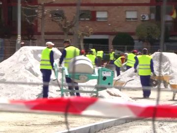 Un vecino graba a treinta y cinco obreros construyendo una mediana Un vecino graba a treinta y cinco obreros construyendo una mediana