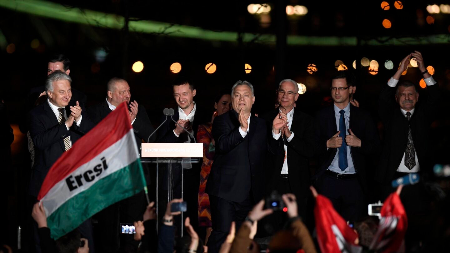 El primer ministro h&uacute;ngaro celebra la victoria de las elecciones