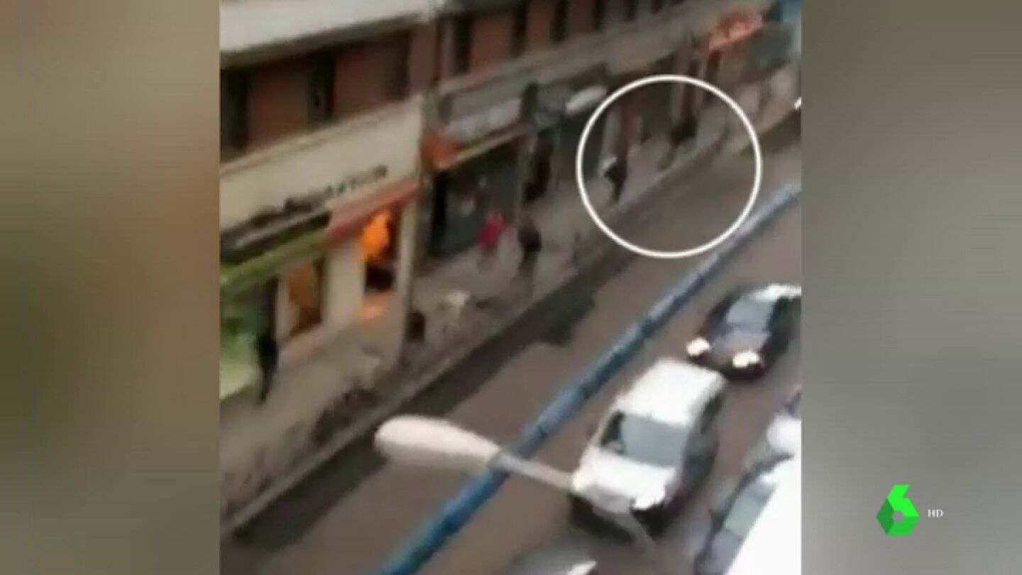 Buscan a los dos hombres que huyen en este v&iacute;deo tras asesinar a tiros a otro hombre en Chamber&iacute;