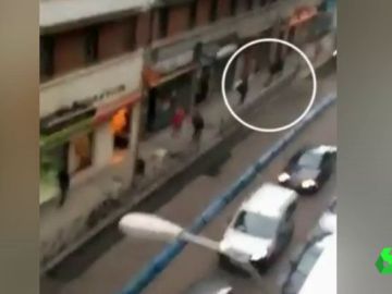 Buscan a los dos hombres que huyen en este vídeo tras asesinar a tiros a otro hombre en Chamberí Buscan a los dos hombres que huyen en este vídeo tras asesinar a tiros a otro hombre en Chamberí