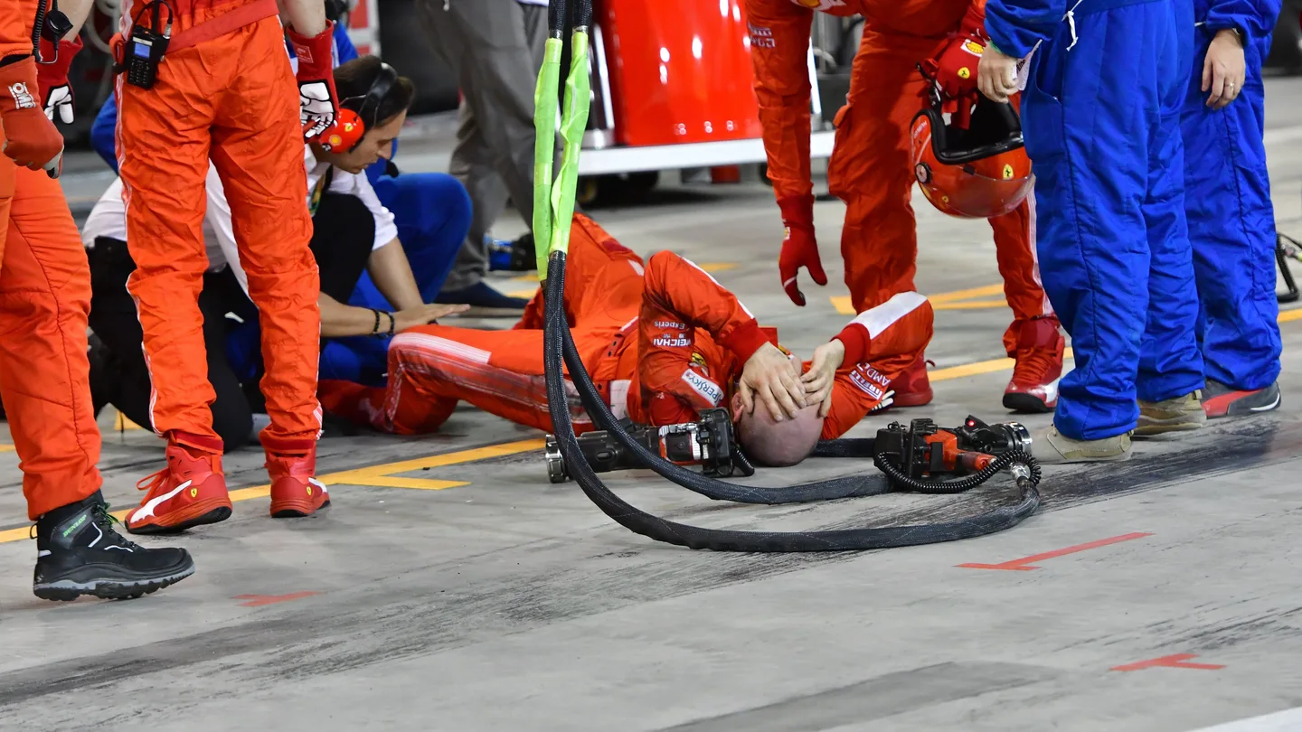 El mécanico de Ferrari tras ser atropellado por Raikkonen en Baréin El mécanico de Ferrari tras ser atropellado por Raikkonen en Baréin