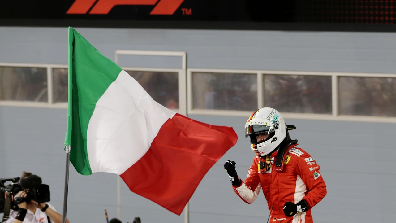 Vettel, junta a la bandera italiana de Ferrari Vettel, junta a la bandera italiana de Ferrari