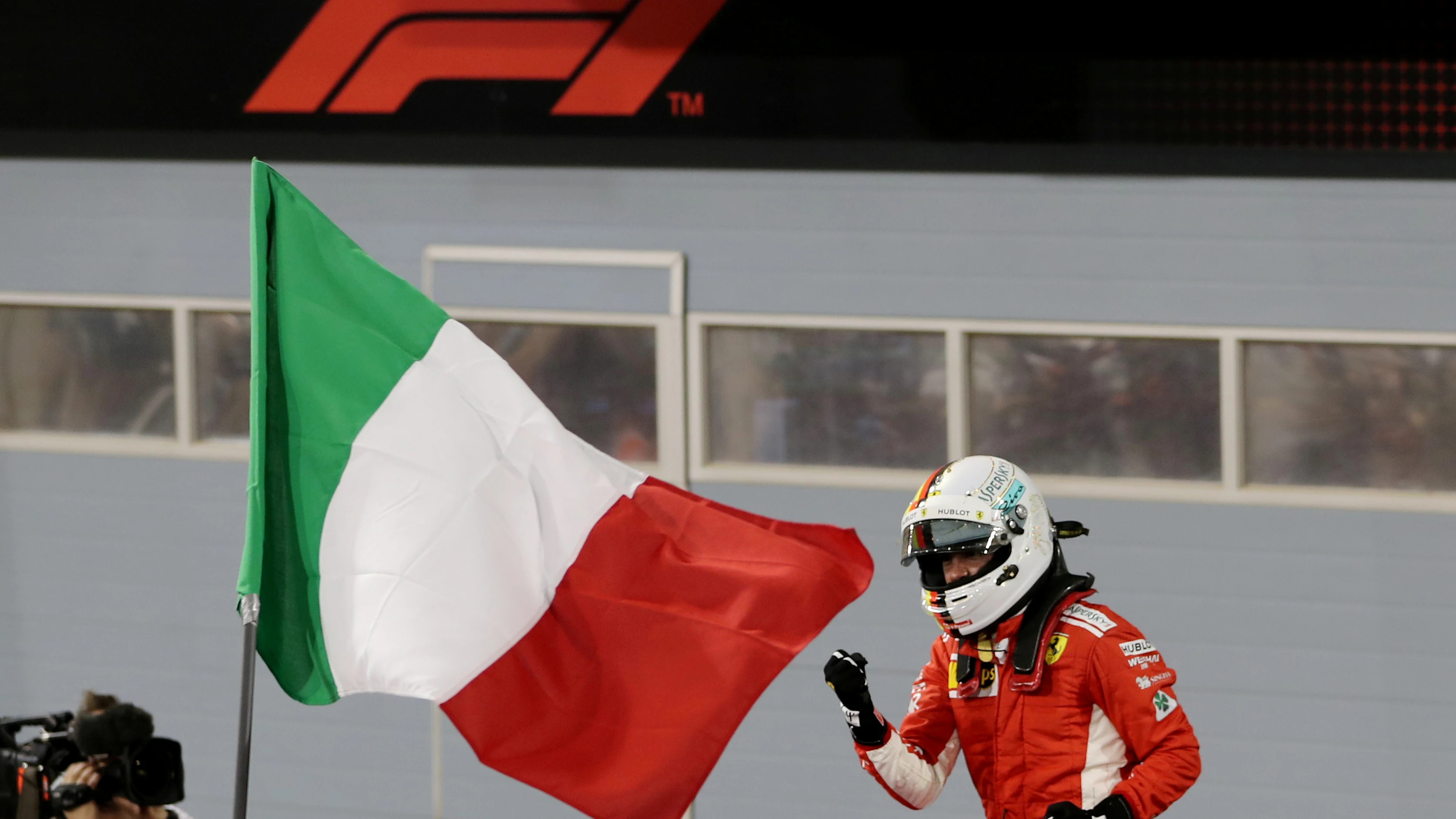 Vettel, junta a la bandera italiana de Ferrari