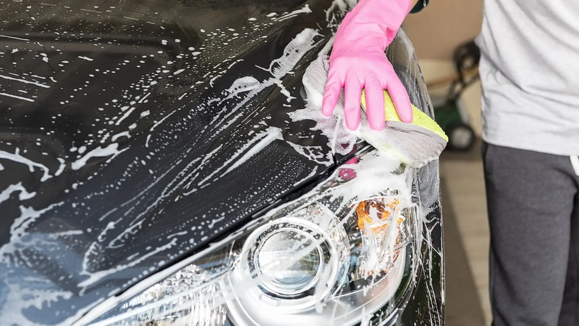 Lavar el coche con jabón. cierre el concepto de coche limpio en el