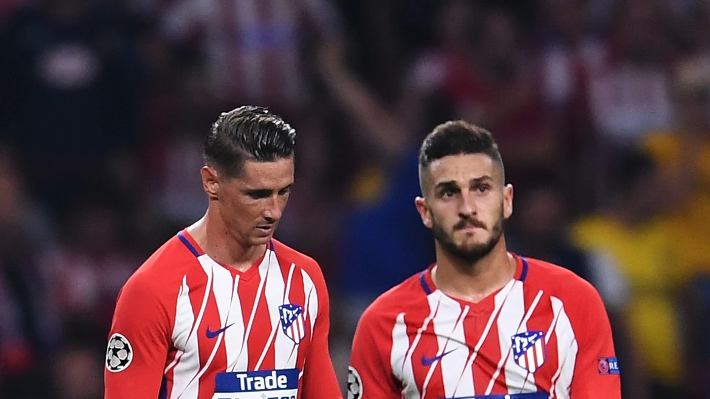 Fernando Torres y Koke charlan durante un partido Fernando Torres y Koke charlan durante un partido