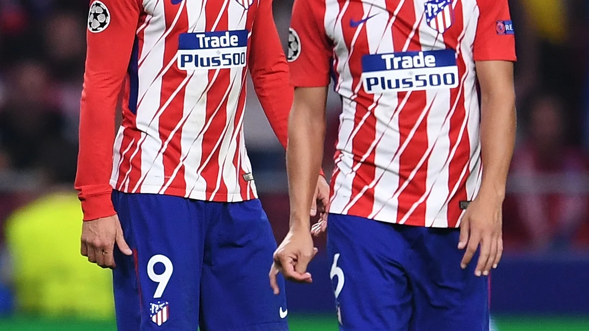 Fernando Torres y Koke charlan durante un partido