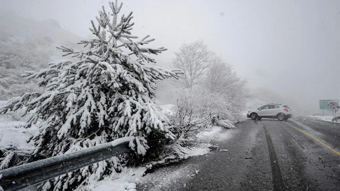 Un coche en una carretera nevada en A Canda (Ourense) Un coche en una carretera nevada en A Canda (Ourense)