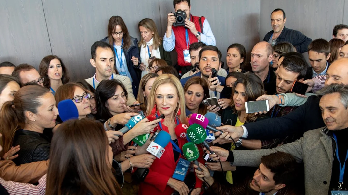 Cristina Cifuentes hablando con los periodistas Cristina Cifuentes hablando con los periodistas