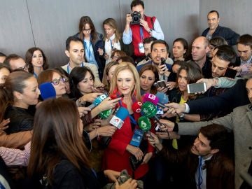 Cristina Cifuentes hablando con los periodistas Cristina Cifuentes hablando con los periodistas