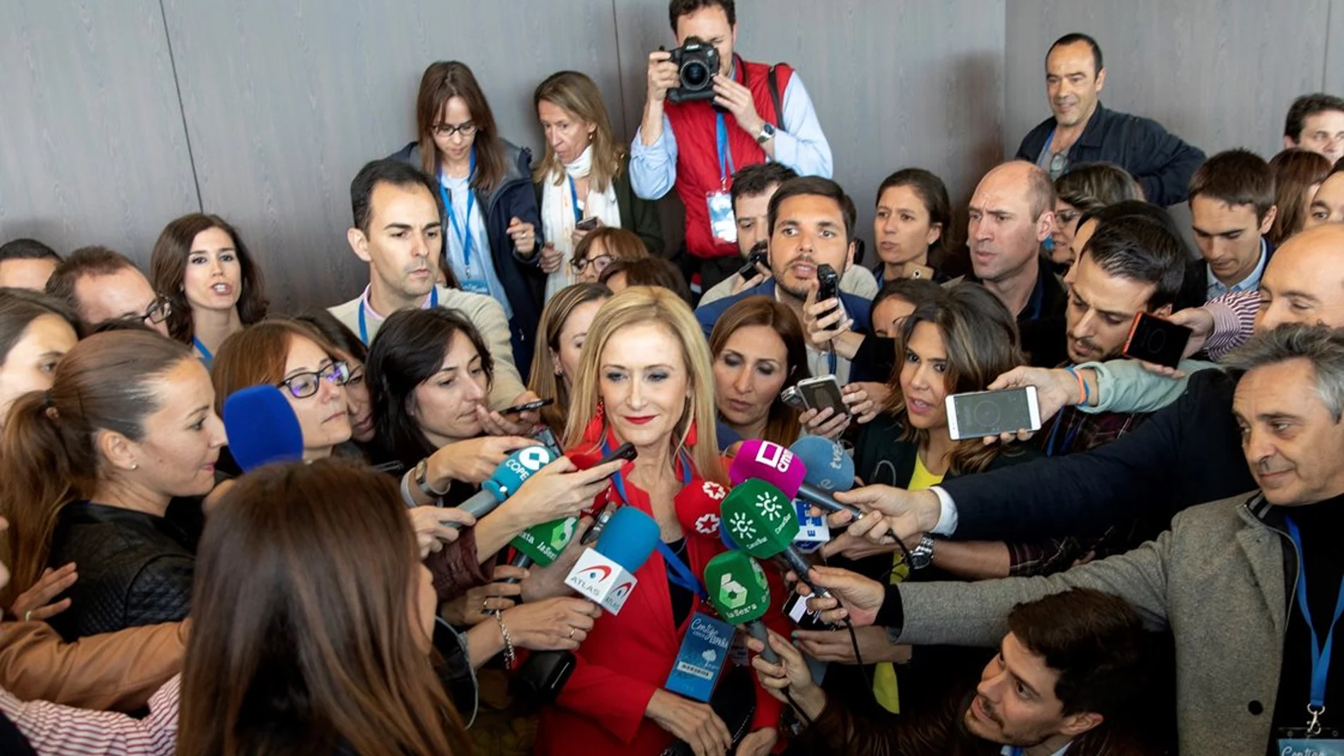 Cristina Cifuentes hablando con los periodistas