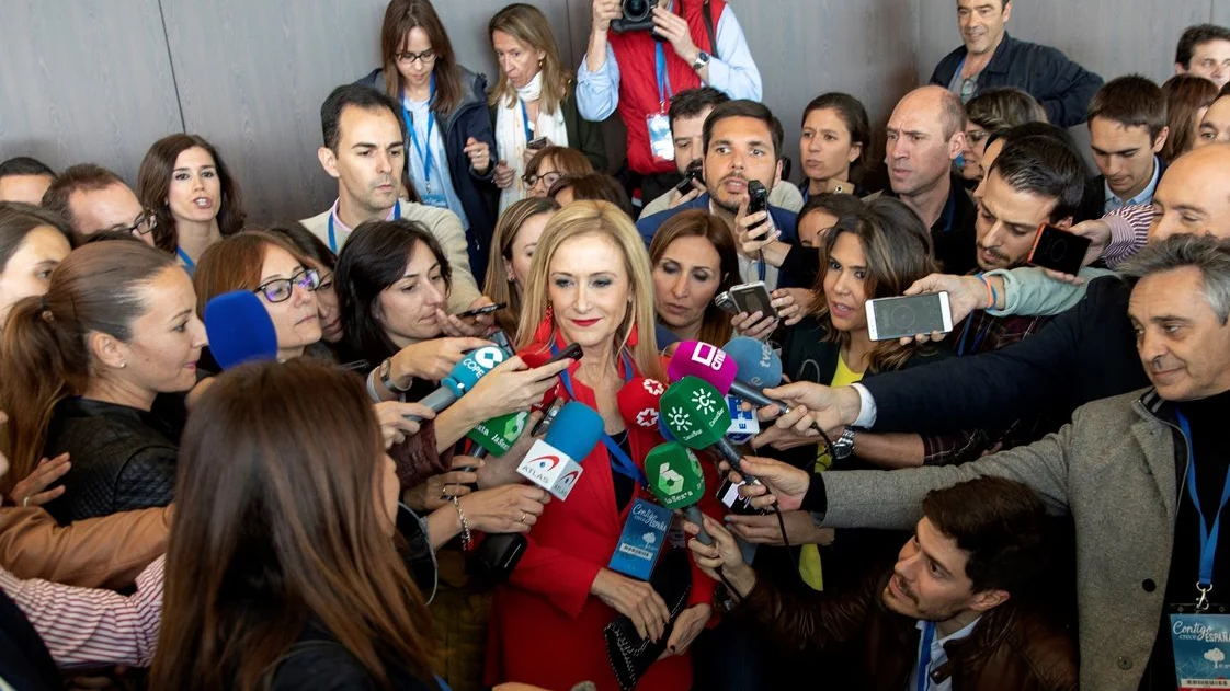 Cristina Cifuentes hablando con los periodistas