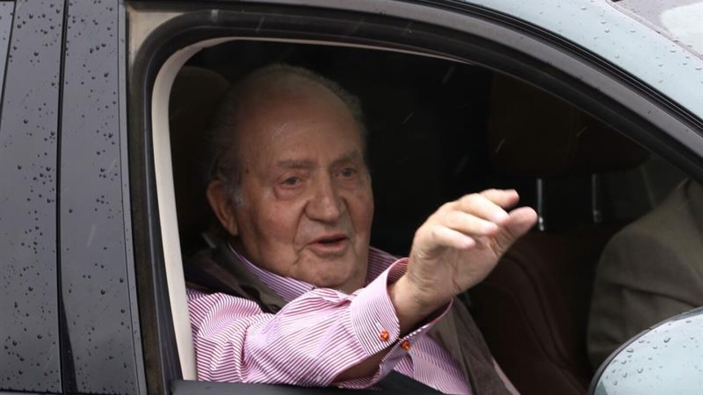 El Rey Juan Carlos a su salida del hospital