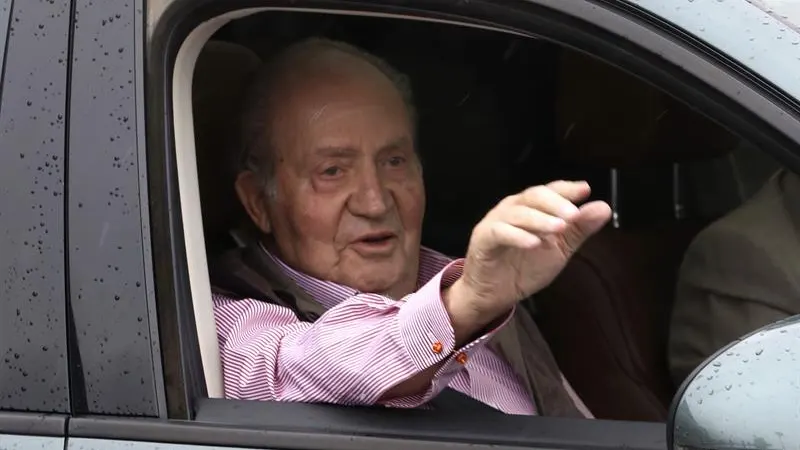 El Rey Juan Carlos a su salida del hospital