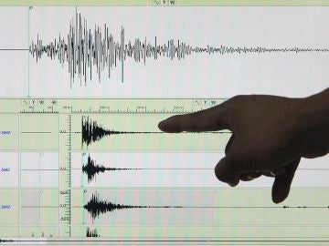 Imagen de archivo de un sismógrafo en el que aparece registrado un terremoto Imagen de archivo de un sismógrafo en el que aparece registrado un terremoto