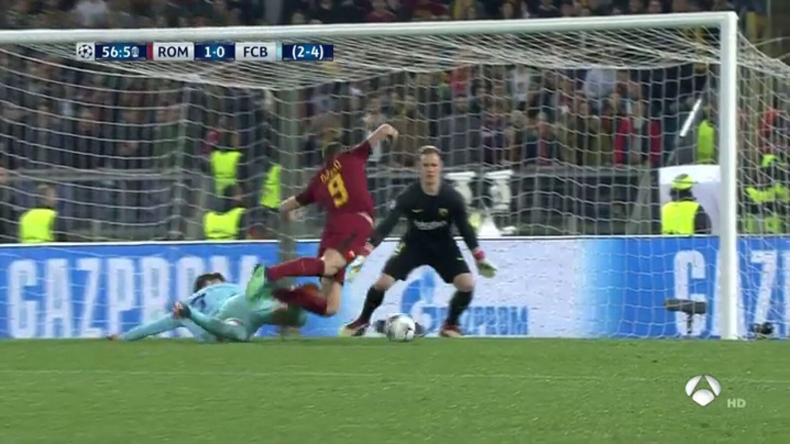 De Rossi puso el 2-0 ante el Barcelona al transformar un penalti de Piqu&eacute; a Dzeko