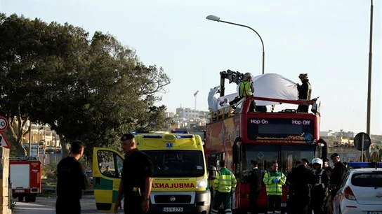 Dispositivo de Emergencias en Malta tras impactar un autobús con un árbol Dispositivo de Emergencias en Malta tras impactar un autobús con un árbol
