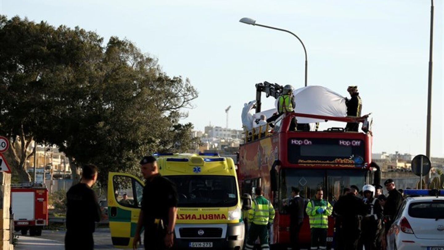 Dispositivo de Emergencias en Malta tras impactar un autob&uacute;s con un &aacute;rbol