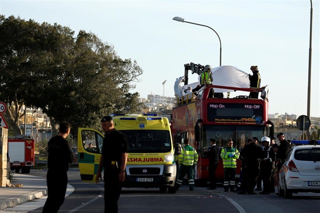 Dispositivo de Emergencias en Malta tras impactar un autobús con un árbol