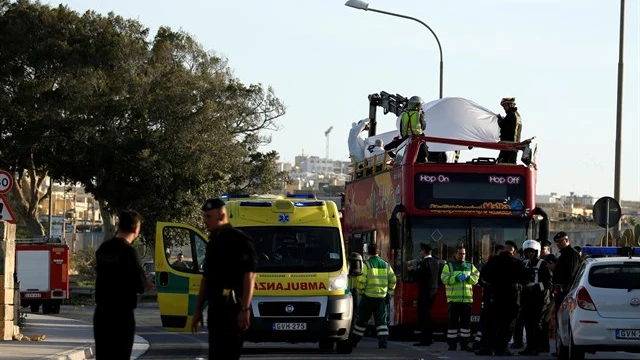 Dispositivo de Emergencias en Malta tras impactar un autobús con un árbol Dispositivo de Emergencias en Malta tras impactar un autobús con un árbol