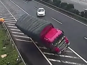 El irresponsable que provocó dos accidentes en 20 segundos El irresponsable que provocó dos accidentes en 20 segundos