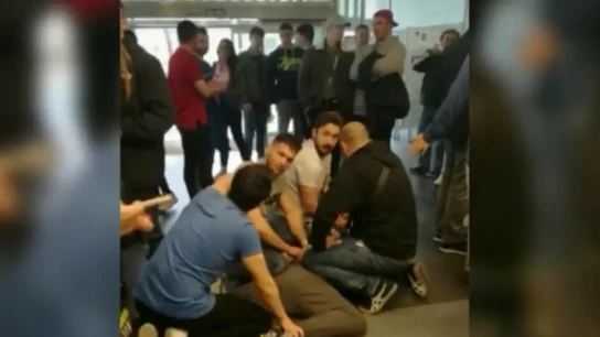 Detención de un acosador en una biblioteca Detención de un acosador en una biblioteca